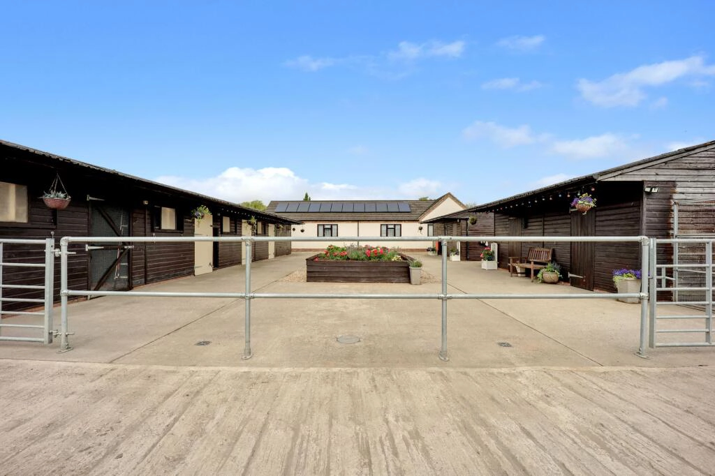 Equestrian Property For Sale - Main Stable Yard - South Lincolnshire, UK